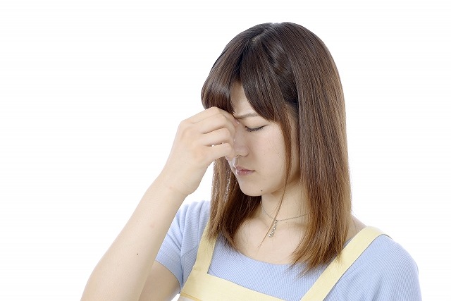 頭痛女性